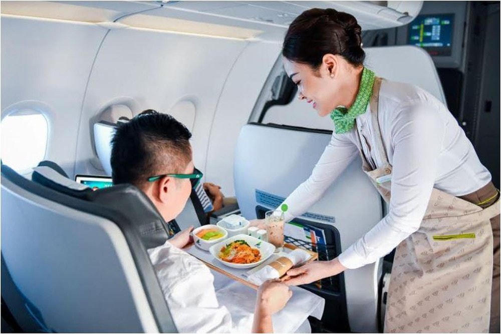 Tiếp viên phục vụ đồ ăn trên máy bay.
