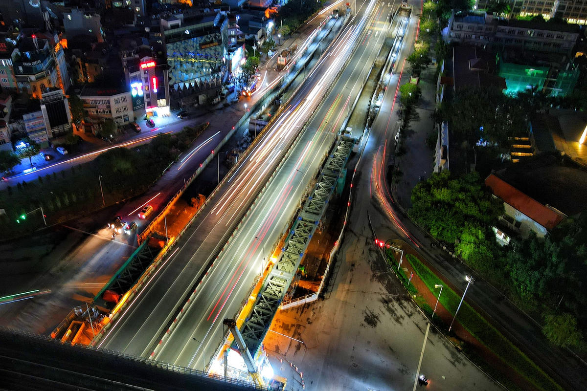 Hà Nội:&nbsp;Công nhân xuyên đêm thi công hai đơn nguyên cầu vượt Mai Dịch trong giá rét