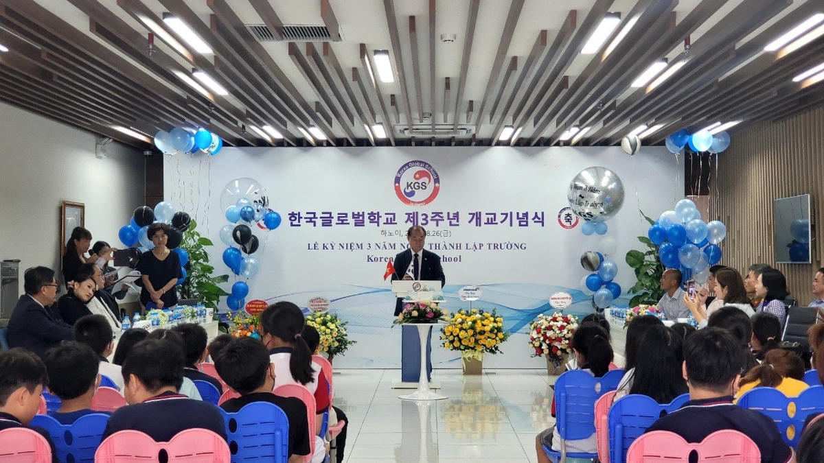 GS Ahn Kyong-hwan - Tổng Hiệu trưởng Trường liên cấp quốc tế Korea Global School phát biểu tại Lễ kỷ niệm 3 năm thành lập trường.