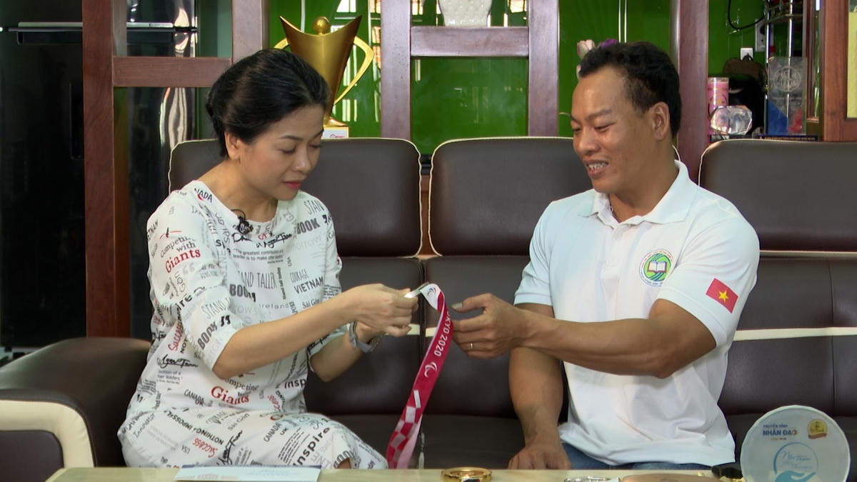 Bà Trần Uyên Phương – PTGĐ Tập đoàn Tân Hiệp Phát gửi lời chúc đến vận động viên Lê Văn Công trong chương trình Nối Trọn Yêu Thương,