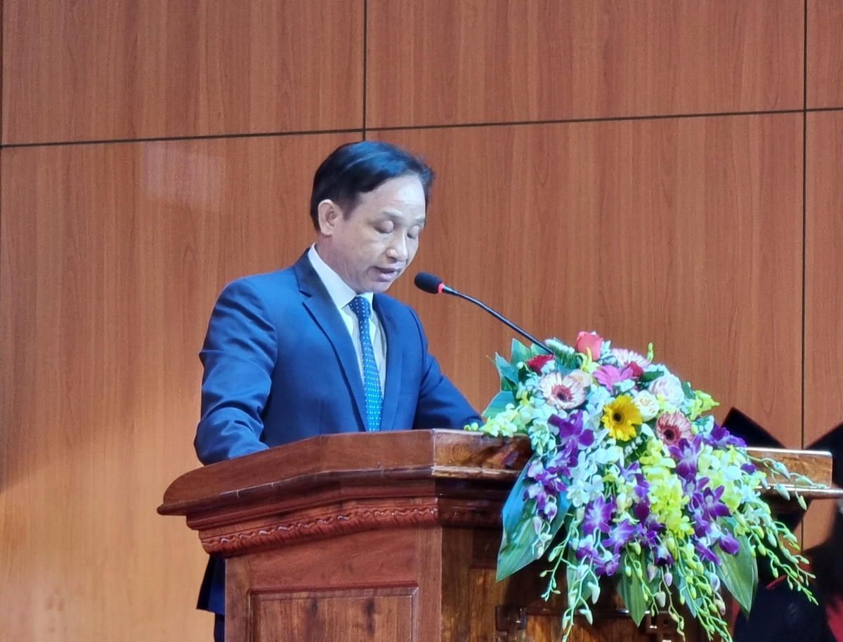 PGS.TS Đoàn Đức Lương, Hiệu trưởng trường Đại học Luật, Đại học Huế phát biểu tại buổi lễ tốt nghiệp.