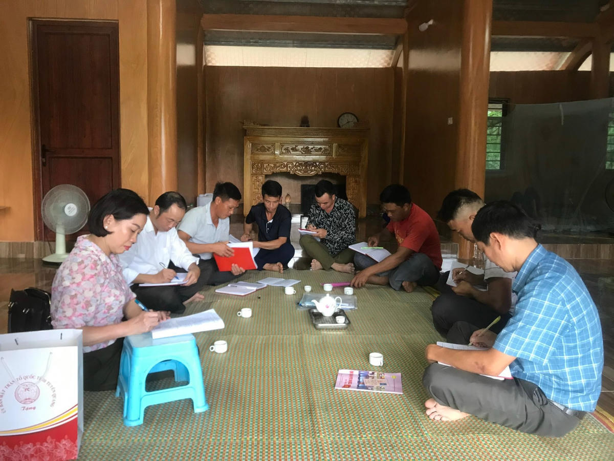 Cán bộ MTTQ tỉnh Tuyên Quang tuyên truyền, vận động nhân dân trên địa bàn tỉnh.  