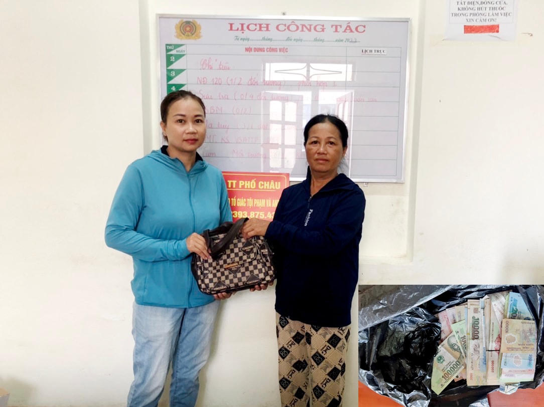 Chị Nguyễn Thị Nguyệt (bìa trái) trao trả số tiền hơn 30 triệu đồng cho người đánh rơi. 