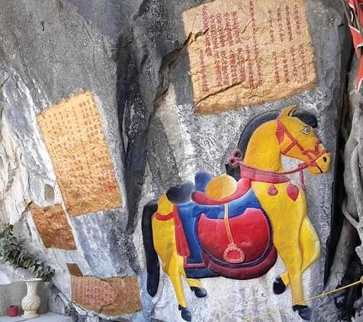 Văn bia và phù điêu trên vách đá tại đền Quan Thánh (Thanh Hóa) bị tô sơn.