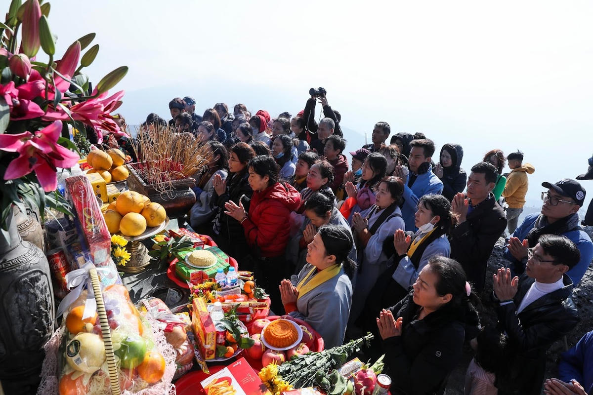 Đi lễ chùa đầu Xuân. Ảnh: Quang Vinh.