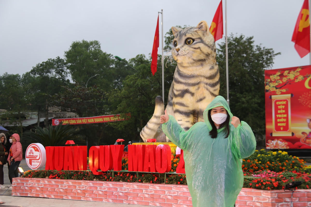 Thậm chí, người dân “đội mưa” để đến đây chụp ảnh lưu niệm.