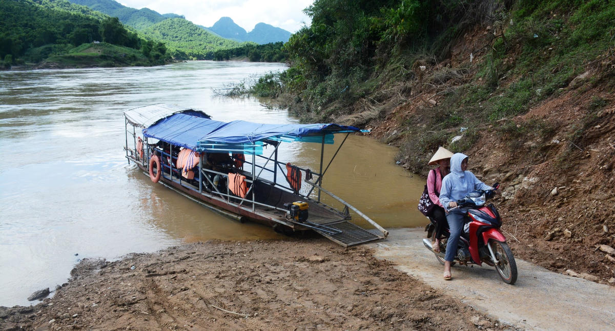 Con đò ngang sông Mã nối đời sống người dân 3 bản với bên ngoài.  