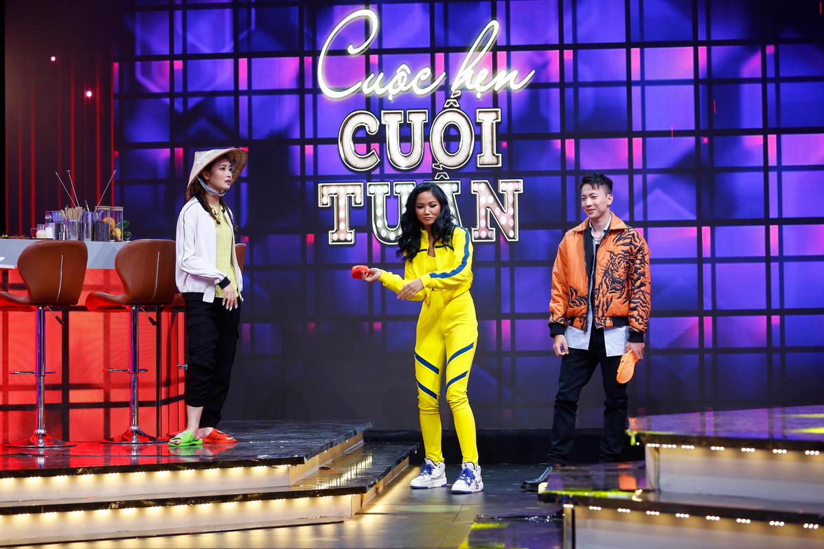 Hoa hậu H'Hen Niê và ST Sơn Thạch tham gia thử thách.