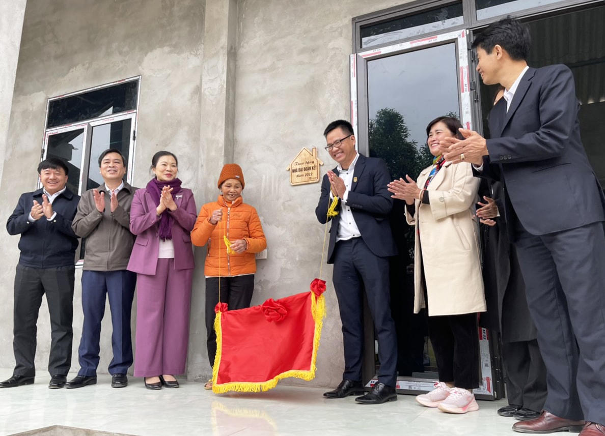 Phó Chủ tịch Trương Thị Ngọc Ánh dự lễ bàn giao nhà Đại đoàn kết cho hộ nghèo tại tỉnh Yên Bái.