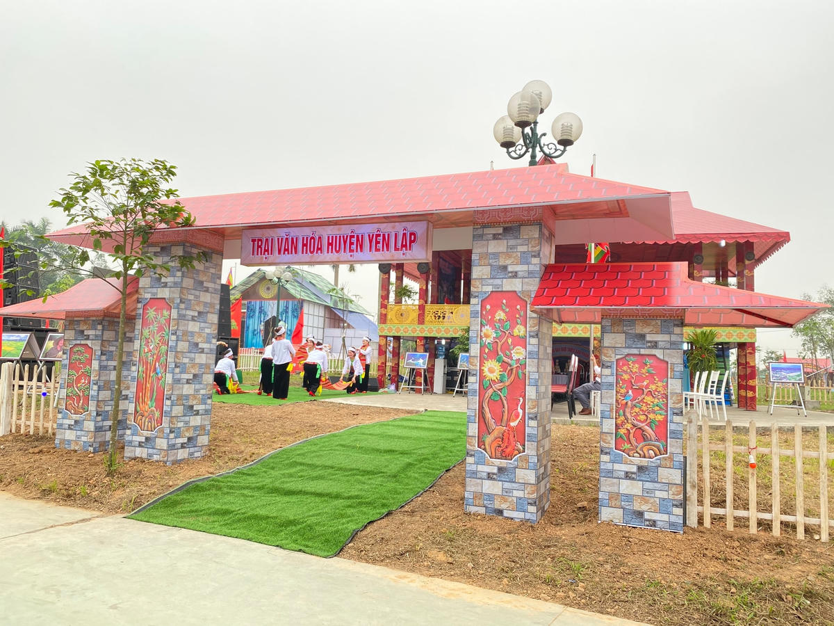 Huyện Yên Lập cũng mang đến hội trại kiến trúc hiện đại, kết hợp với truyền thống địa phương.