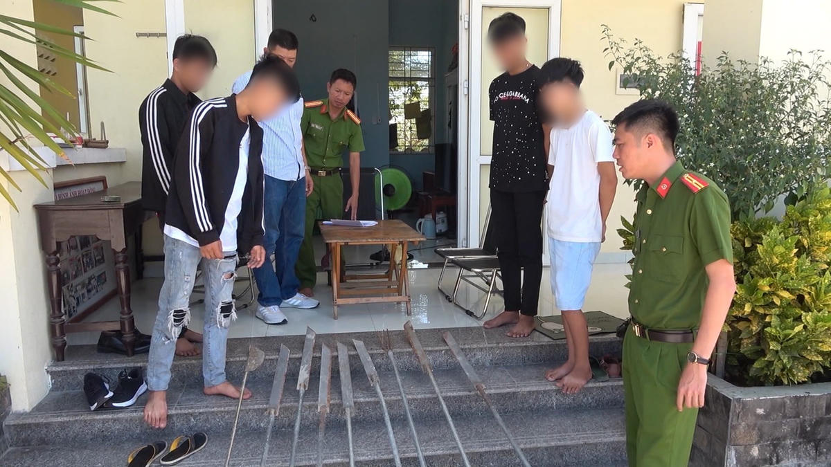 Nhóm thanh thiếu niên cùng nhiều dao, kiếm tự chế.