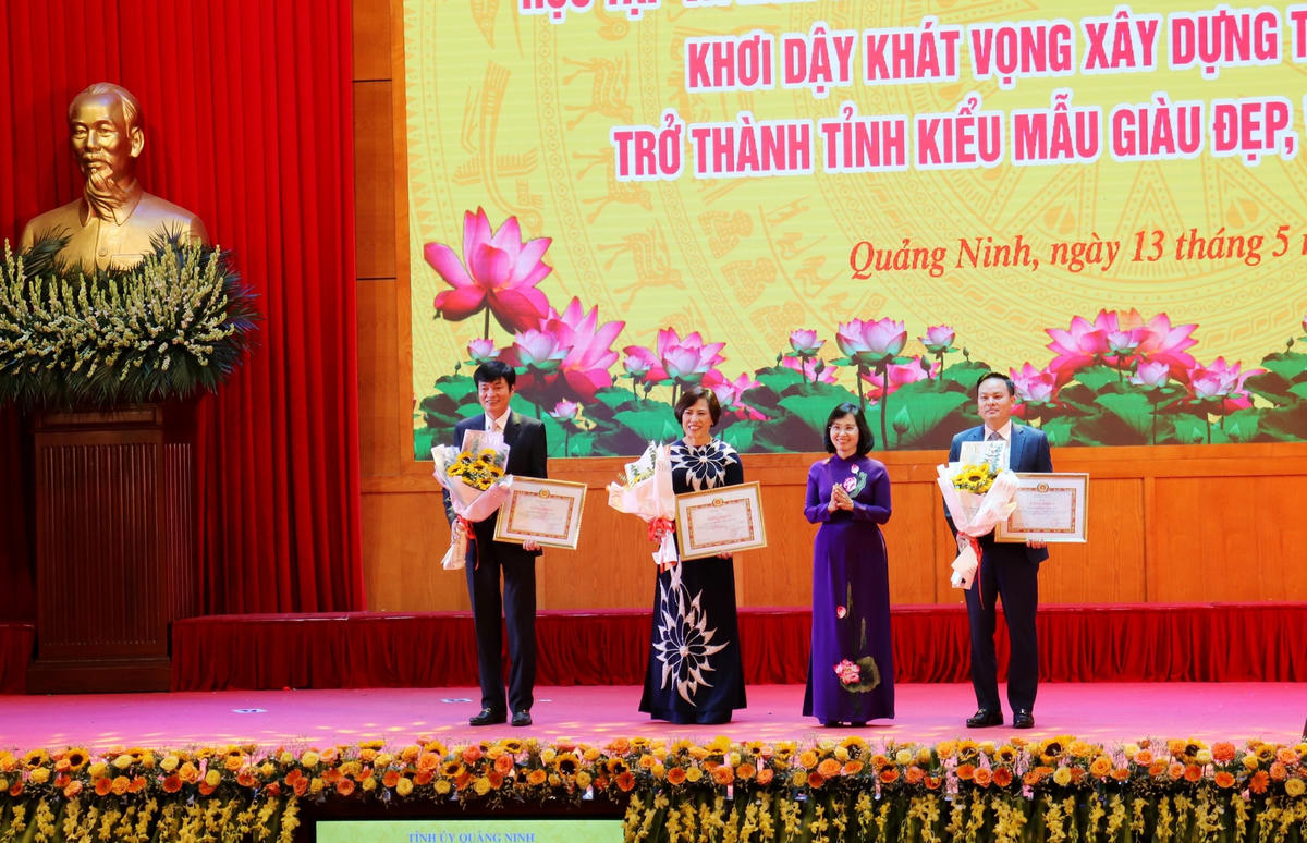 Phó Bí thư Thường trực Tỉnh ủy Quảng Ninh Trịnh Thị Minh Thanh trao Bằng khen của Ban Thường vụ Tỉnh ủy cho 3 Đảng bộ vì có thành tích xuất sắc trong triển khai tổ chức cuộc thi.