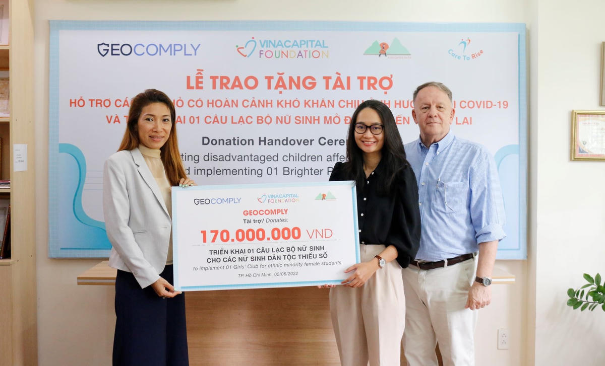 Trao bảng tài trợ tượng trưng cho đại diện chương trình CLB Nữ sinh Hoa bản làng và chương trình Yêu thương nâng bước.
