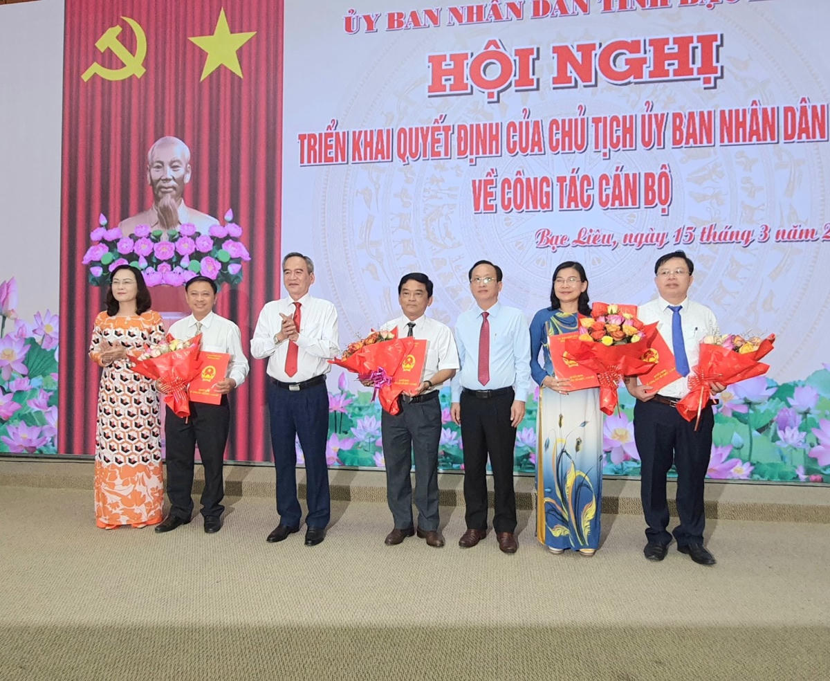 Lãnh đạo tỉnh Bạc Liêu trao quyết định, tặng hoa cho Ban Giám đốc Sở Giáo dục và Đào tạo.