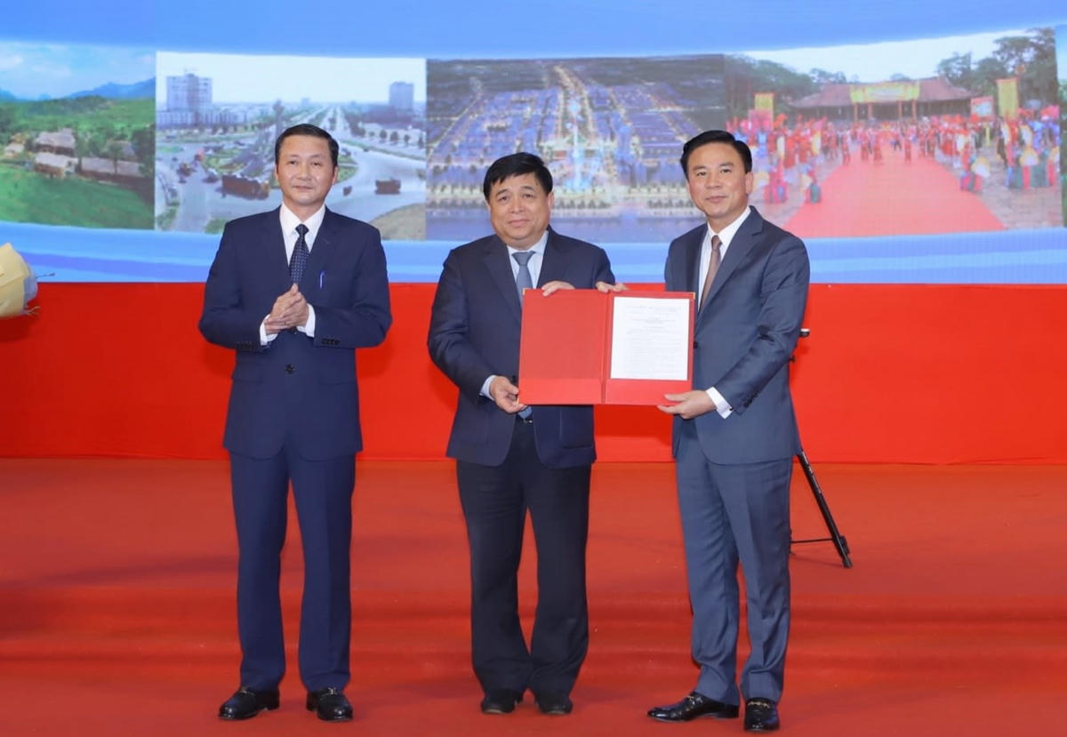 Ông Nguyễn Chí Dũng, Bộ trưởng Bộ Kế hoạch và Đầu tư trao bản công bố quy hoạch cho đại diện lãnh đạo tỉnh Thanh Hóa.