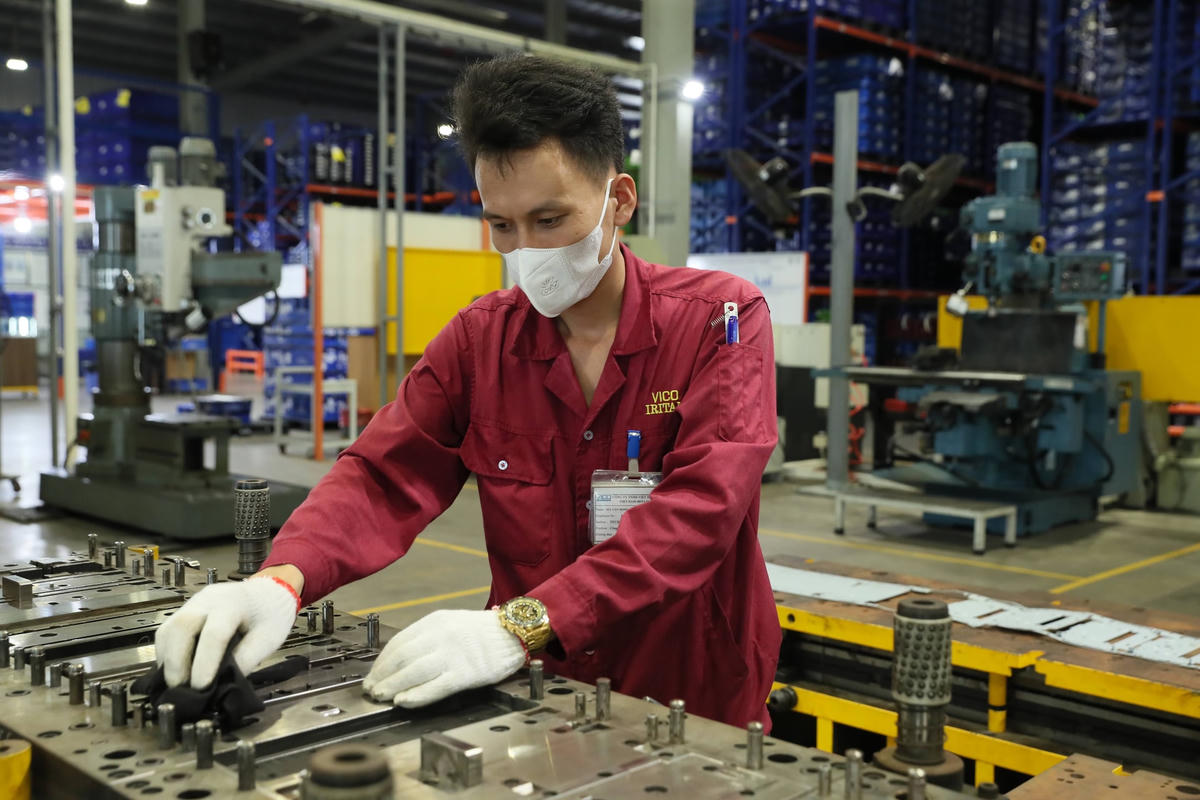 Trong bối cảnh nền kinh tế còn khó khăn, nhiều doanh nghiệp ngành nghề đã nỗ lực vượt khó, đem lại kết quả đáng khích lệ. Ảnh: Quang Vinh.