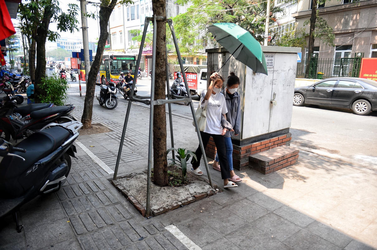Đặc biệt, phần đường được thiết kế dành riêng cho người khuyết tật cũng bỗng biến thành nơi đỗ xe máy của các hộ dân.
