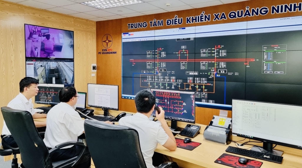 Cán bộ Trung tâm Điều khiển xa của Công ty trực điều hành, theo dõi vận hành đường dây trong khi đội quản lý lưới điện cao thế Quảng Ninh thao tác ngoài hiện trường. Ảnh: Hoàng Nga