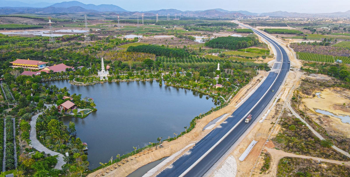Cao tốc Vĩnh Hảo - Phan Thiết chỉ hoàn thành các hạng mục trên tuyến chính còn các nút giao liên thông, cầu vượt ngang chưa thể hoàn thành toàn bộ vì vậy hoãn thời gian hoàn thành.