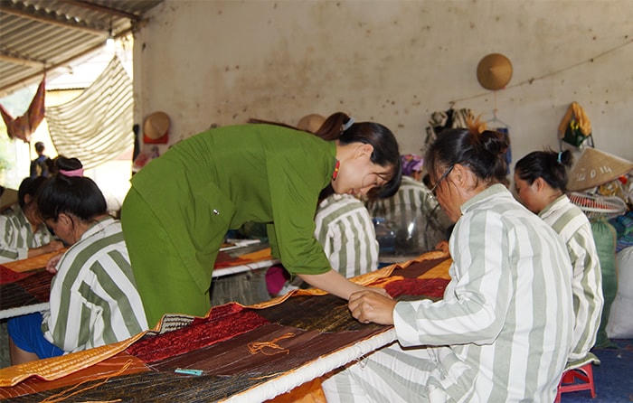 Phạm nhân tham gia hoạt động lao động, hướng nghiệp, học nghề ngoài trại giam được trả một phần công lao động.