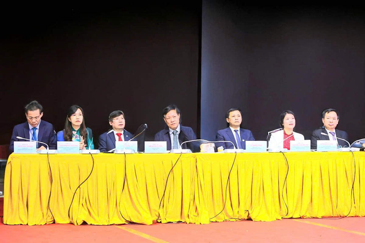 Chủ trì hội thảo.