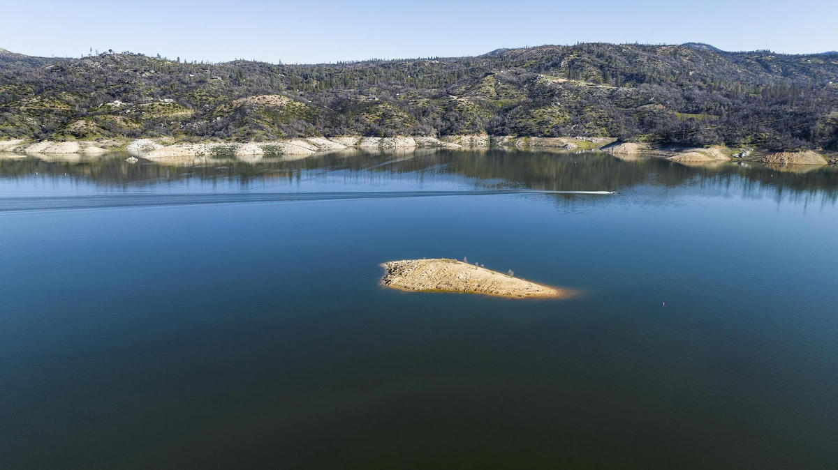 Hồ Oroville với những cây xanh bên trên bắt đầu được hồi sinh, ngày 26/3/2023.  