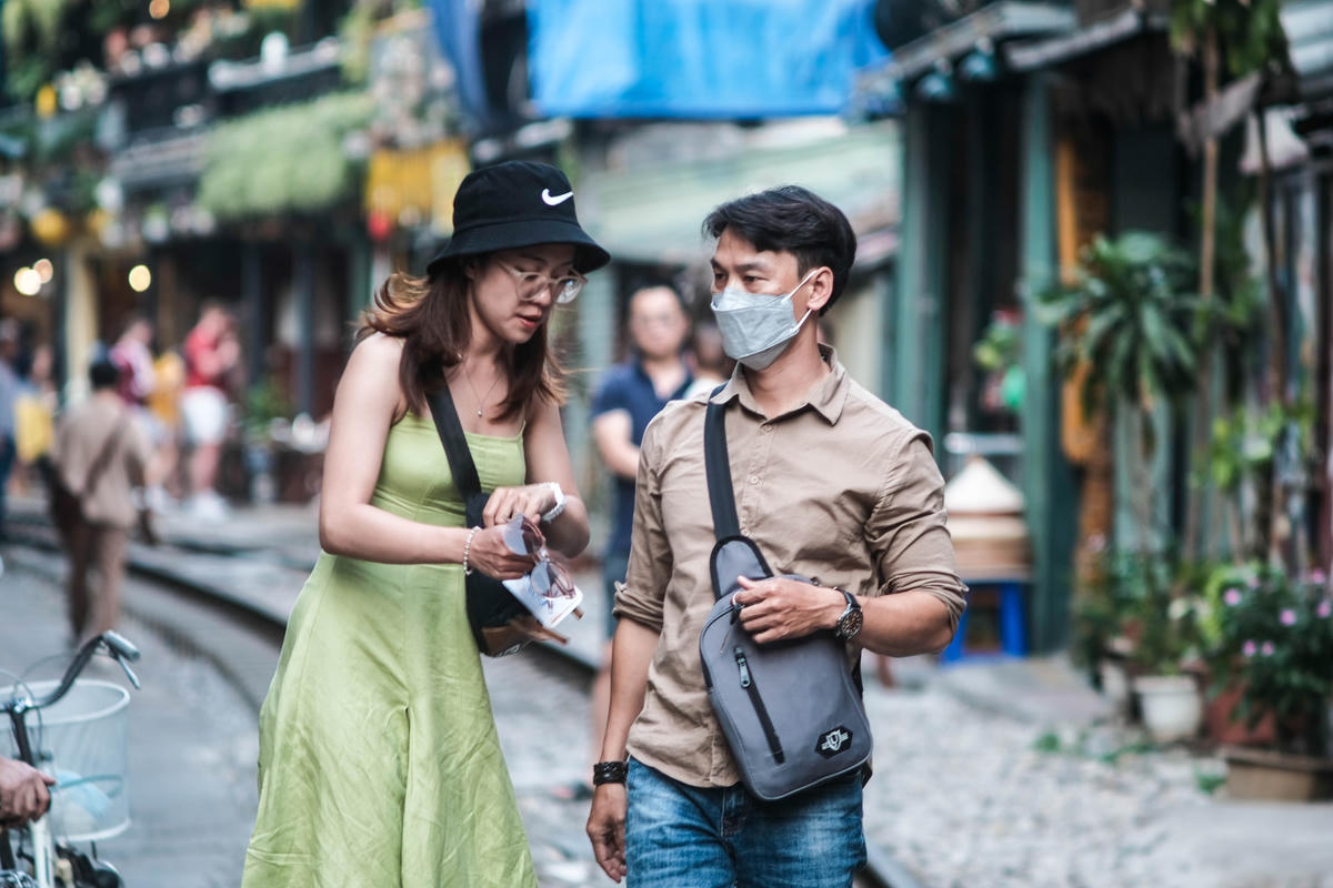 Các bàn ghế đã được các hộ kinh doanh thu gọn vào phía trong, tạo ra một khoảng đủ để khách du lịch có thể đi lại thoải mái. Thế nhưng, khách du lịch vẫn chủ yếu chọn cách di chuyển trên thành hoặc giữa lòng đường tàu.