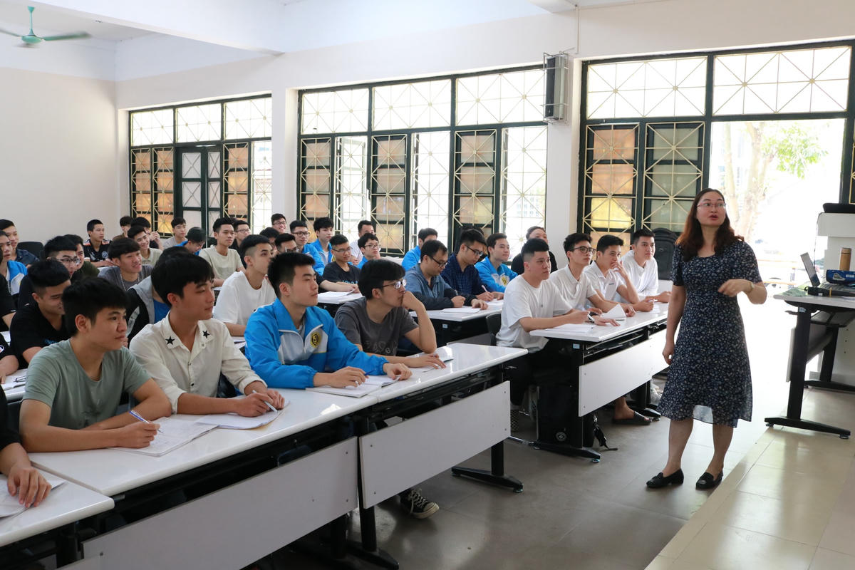 Một giờ học của giảng viên và sinh viên Trường Đại học Giao thông vận tải.