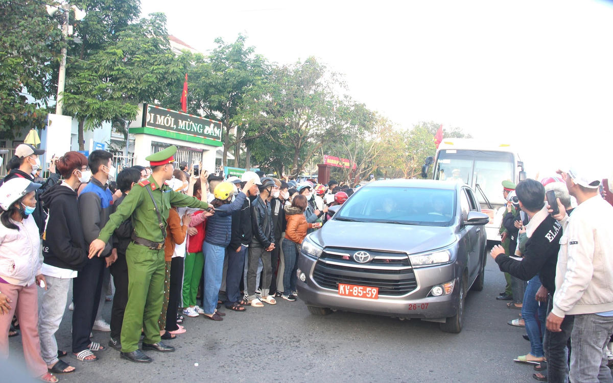 Xe dẫn đoàn cho tân binh lên đường nhập ngũ.