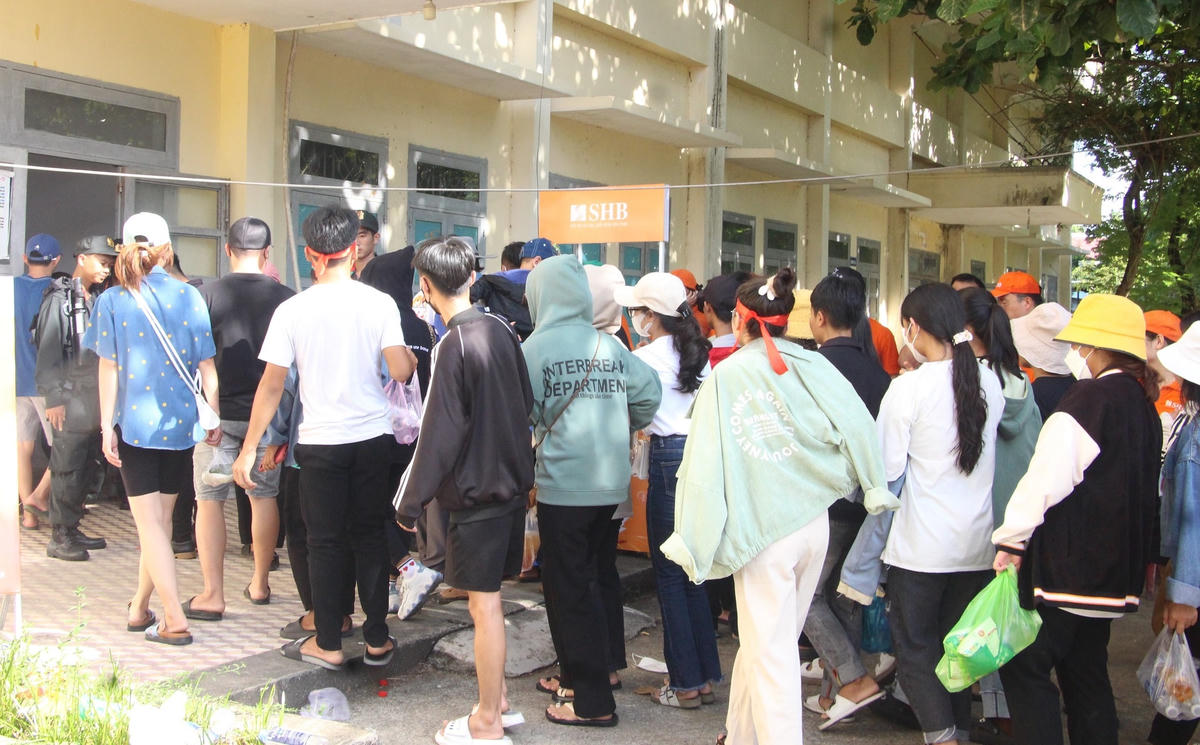 Khán giả xếp hàng dài để vào SVĐ Tam Kỳ.