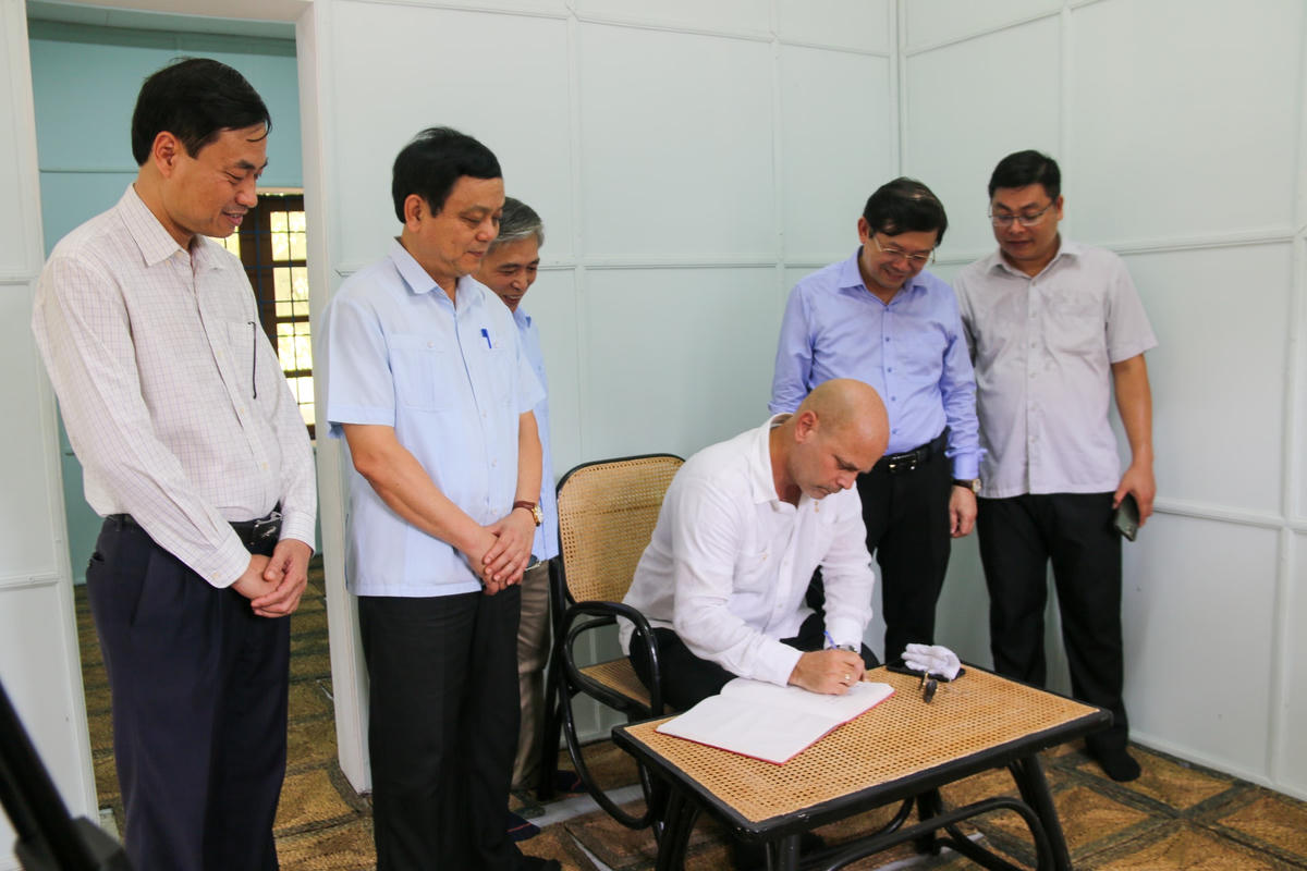 Ông Gerardo Hernandez Nordelo ghi vào sổ lưu niệm tại di tích Chính phủ Cách mạng Lâm thời Cộng hòa miền Nam Việt Nam.