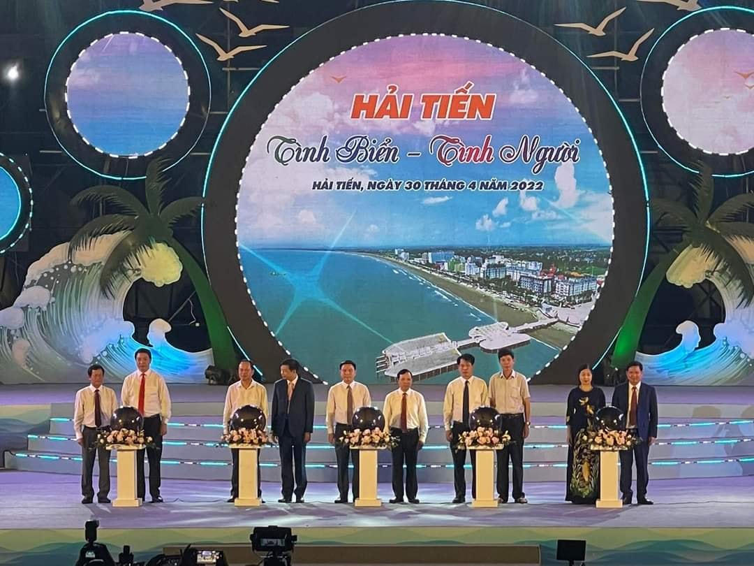 Sau màn nghệ thuật mở đầu là đến phần lãnh đạo tỉnh Thanh Hoá nhấn nút khai mạc năm du lịch biển Hải Tiến 2022.