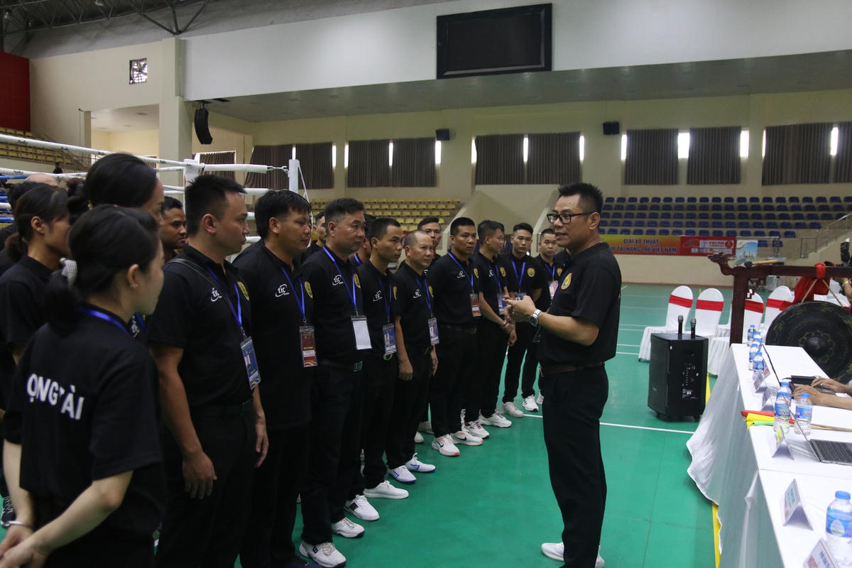 Võ sư, trọng tài quốc tế Đặng Tam Thuận (Trưởng BTC Giải Võ thuật Cúp Tài năng trẻ 2022) dặn dò, thống nhất tinh thần với các trọng tài.