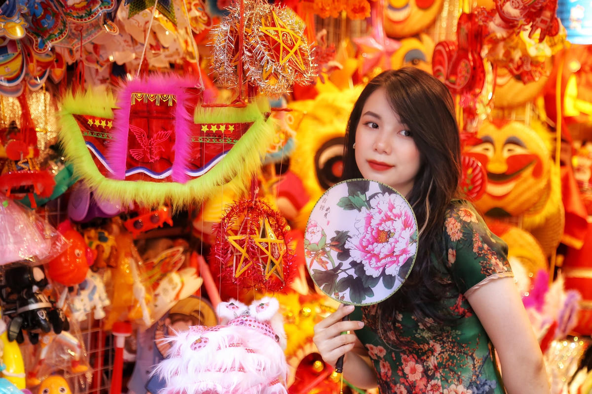 Nhiều bạn trẻ tranh thủ chụp những hình ảnh bên cạnh các món đồ chơi lung linh sắc màu.