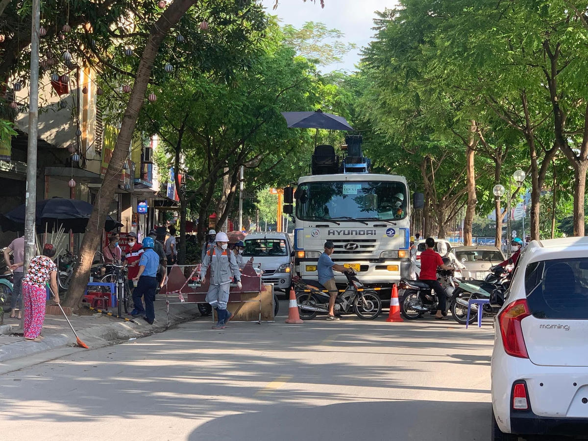 Hai bên đường được cơ quan chức năng phong tỏa để đánh giá hiện trường.