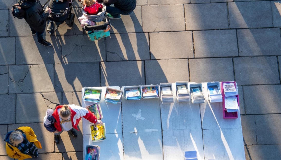 Một chợ sách cũ bên cạnh dòng sông Thames. Ảnh: The Guardian.
