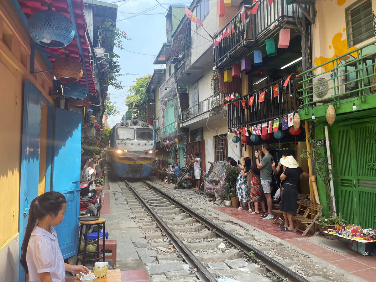 Đoạn phố cà phê đường tàu mới xuất hiện nối từ trạm chắn Trần Phú tới Điện Biên Phủ (quận Ba Đình) hiện tại có rất nhiều người dân, du khách quốc tế đổ về để chụp ảnh.