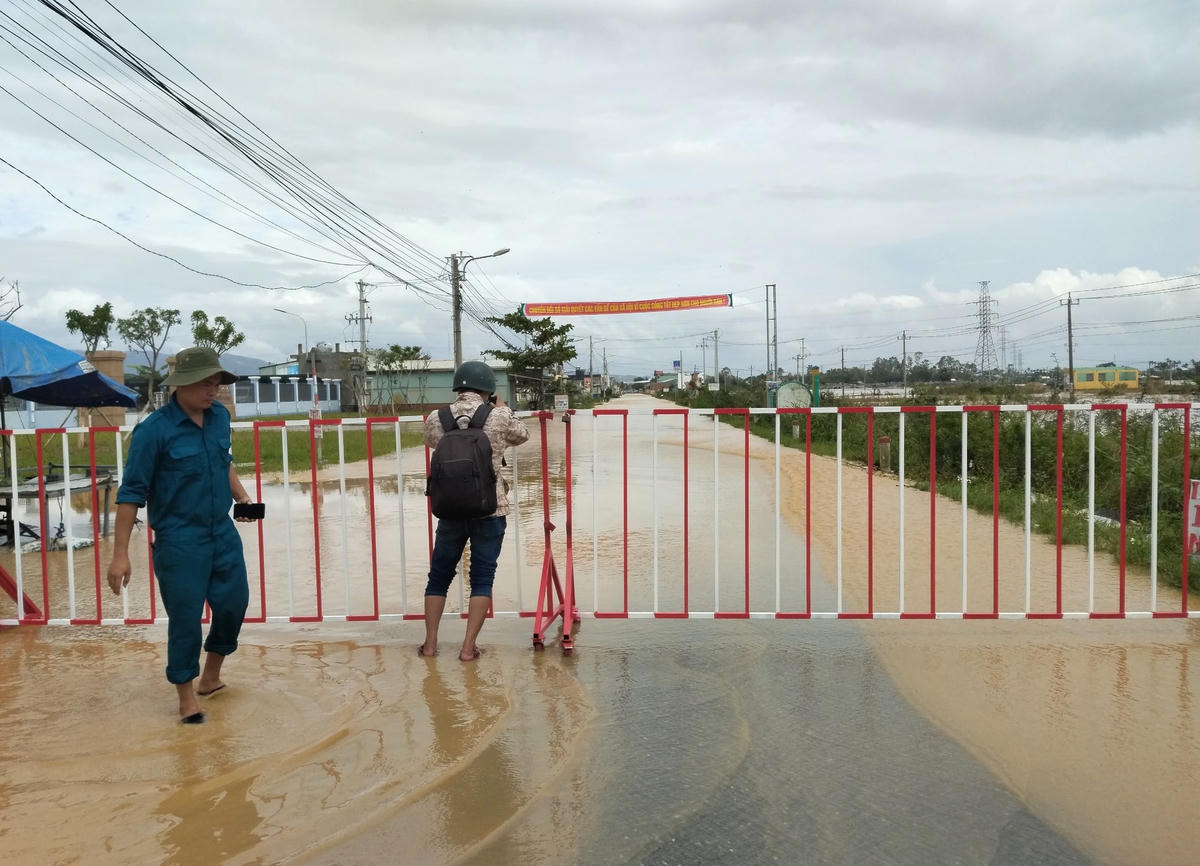 Lực lượng chức năng rào chắn không cho lưu thông qua đường ngập nước.