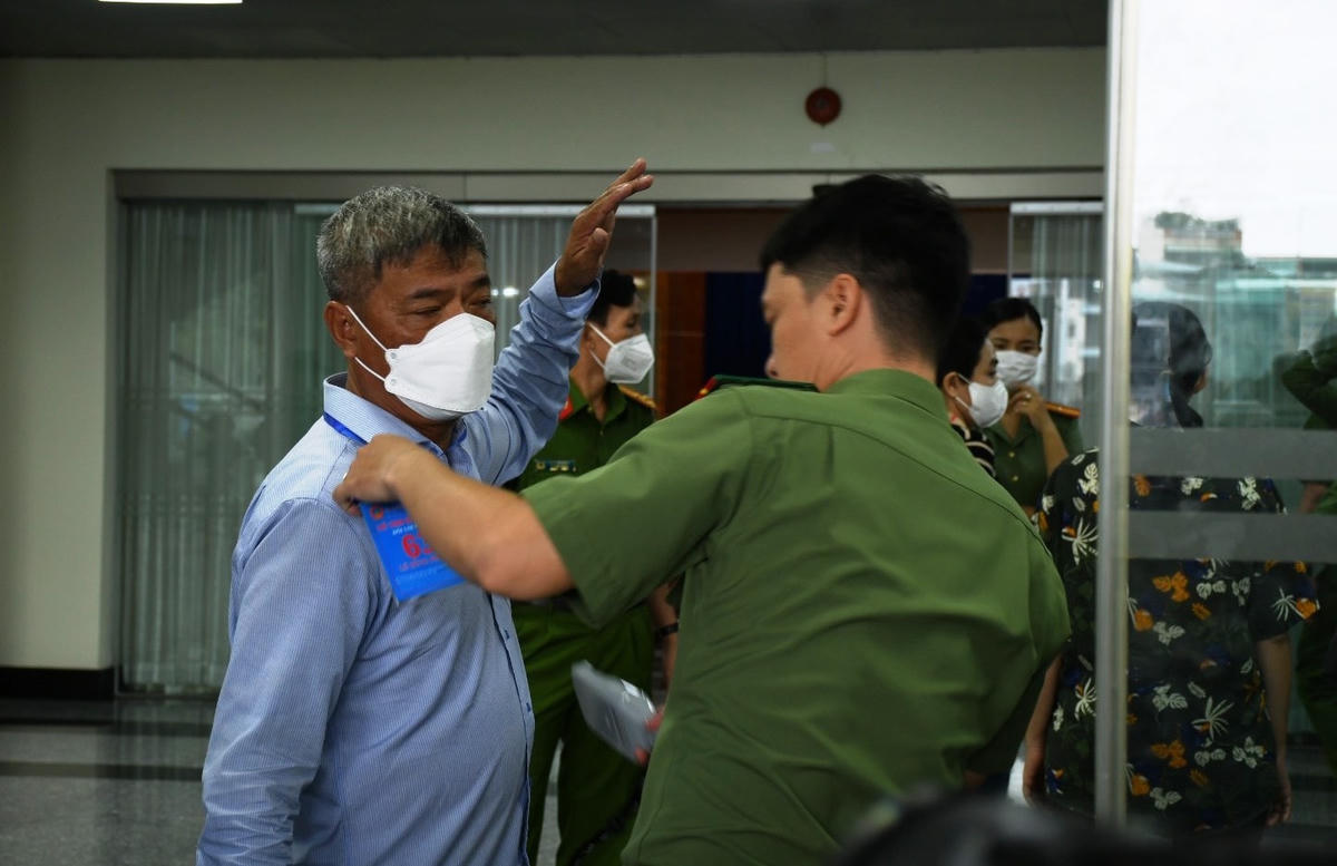 Kiểm tra an ninh nghiêm ngặt. Ảnh: M. Thìn