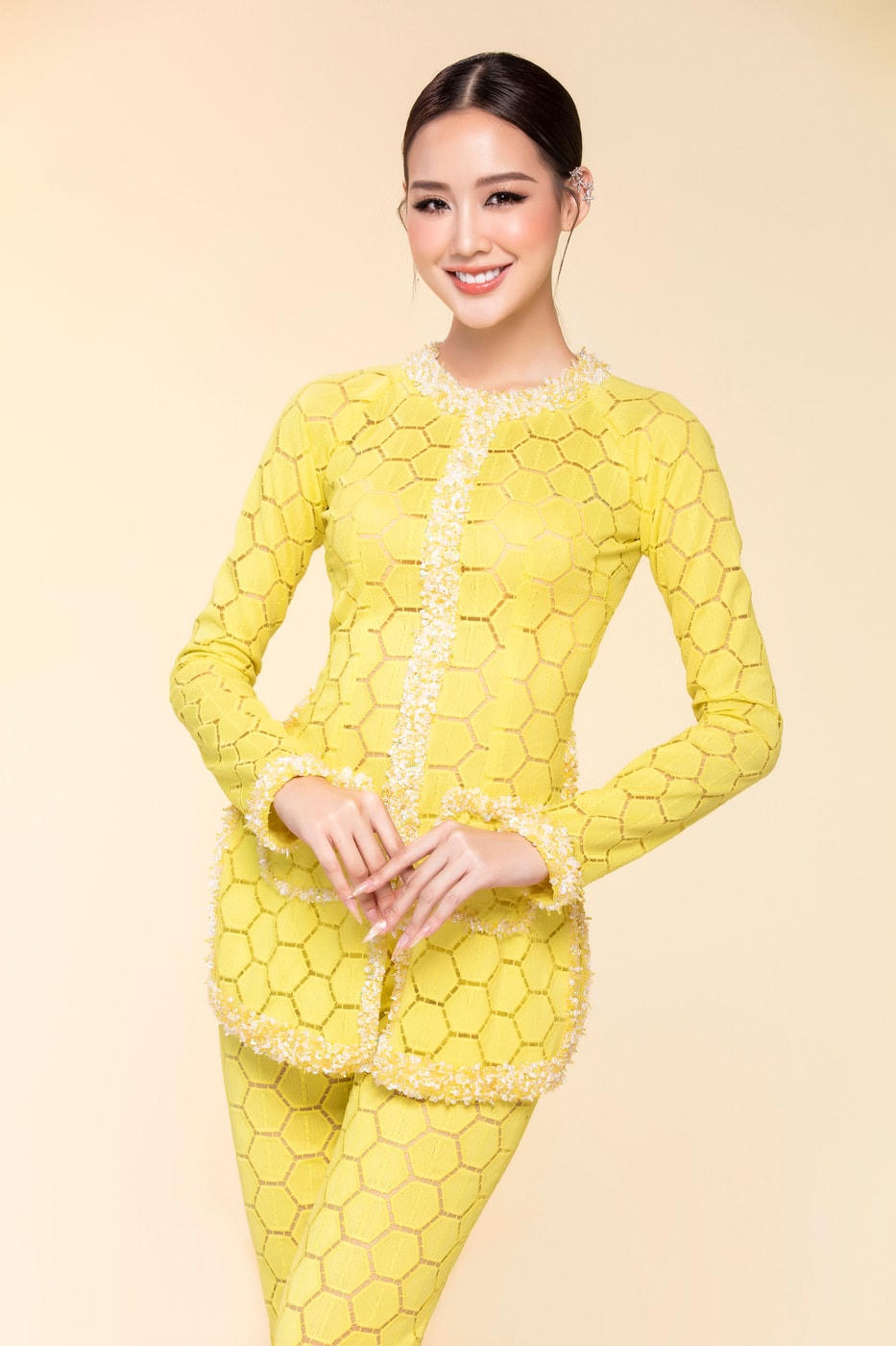 Khoác lên người trang phục bà ba với những hoa văn tinh tế, Hoa hậu Lê Nguyễn Bảo Ngọc đến từ miền Tây sông nước phảng phất nét đẹp "chân chất".