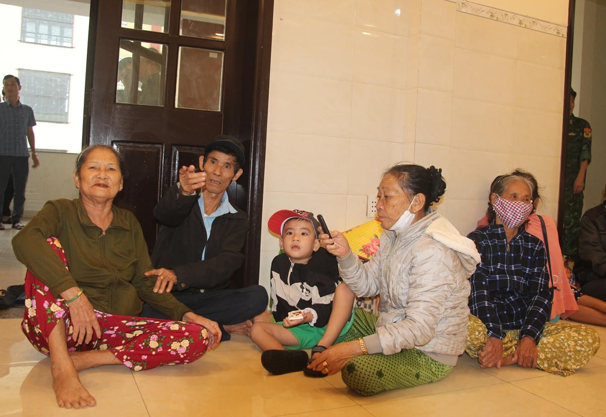 Nhiều hộ dân ở xã Tam Thanh đã đến địa điểm an toàn trú bão.