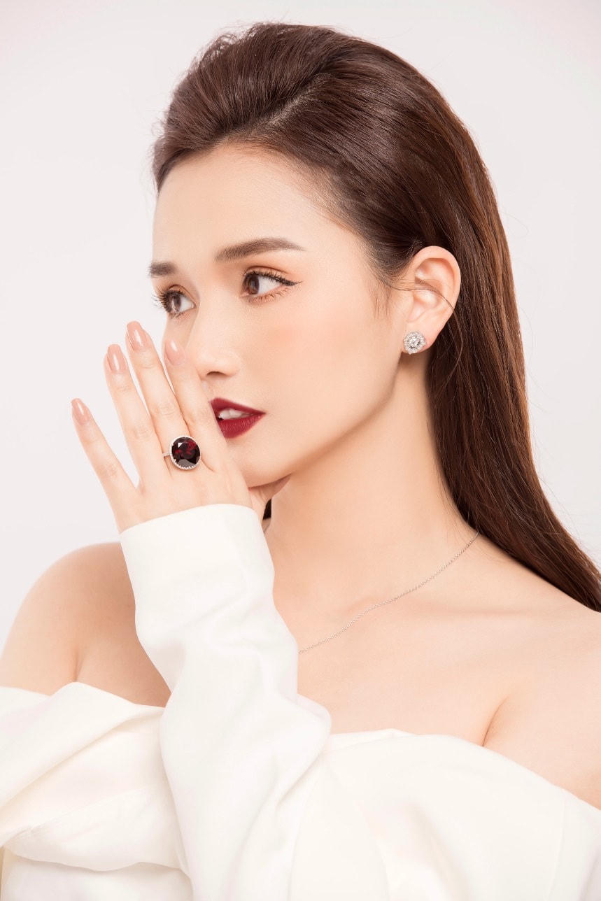 Sau 2 năm vắng bóng, Lã Thanh Huyền trở lại màn ảnh với vai diễn Cẩm Giang trong "Chồng cũ, vợ cũ, người yêu cũ".