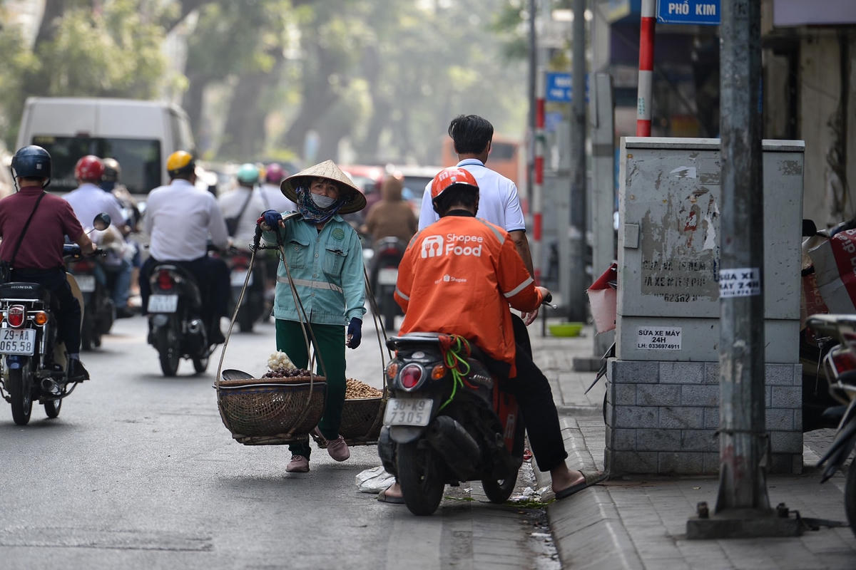 Hà Nội: Kẻ vạch vỉa hè, người đi bộ 'đối đầu' với gốc cây, bốt điện