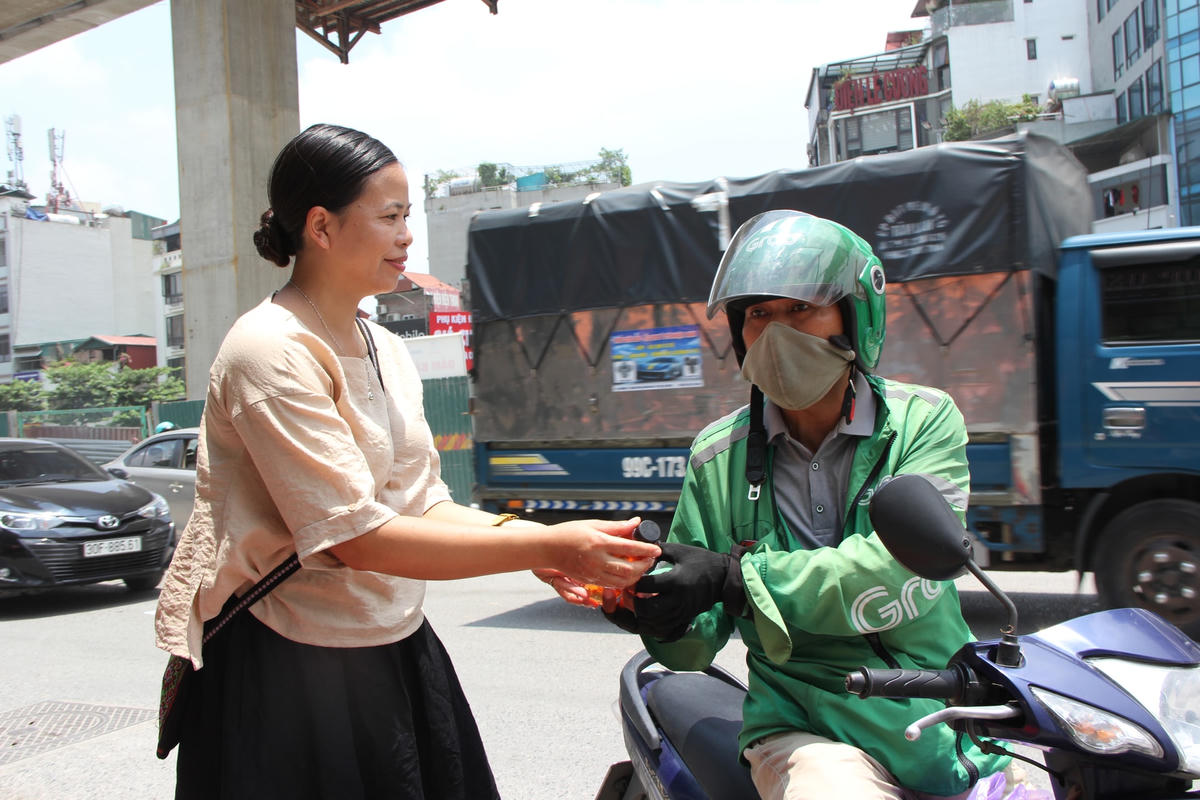 Trạm nước miễn phí phục vụ người lao động giữa thời tiết nắng nóng