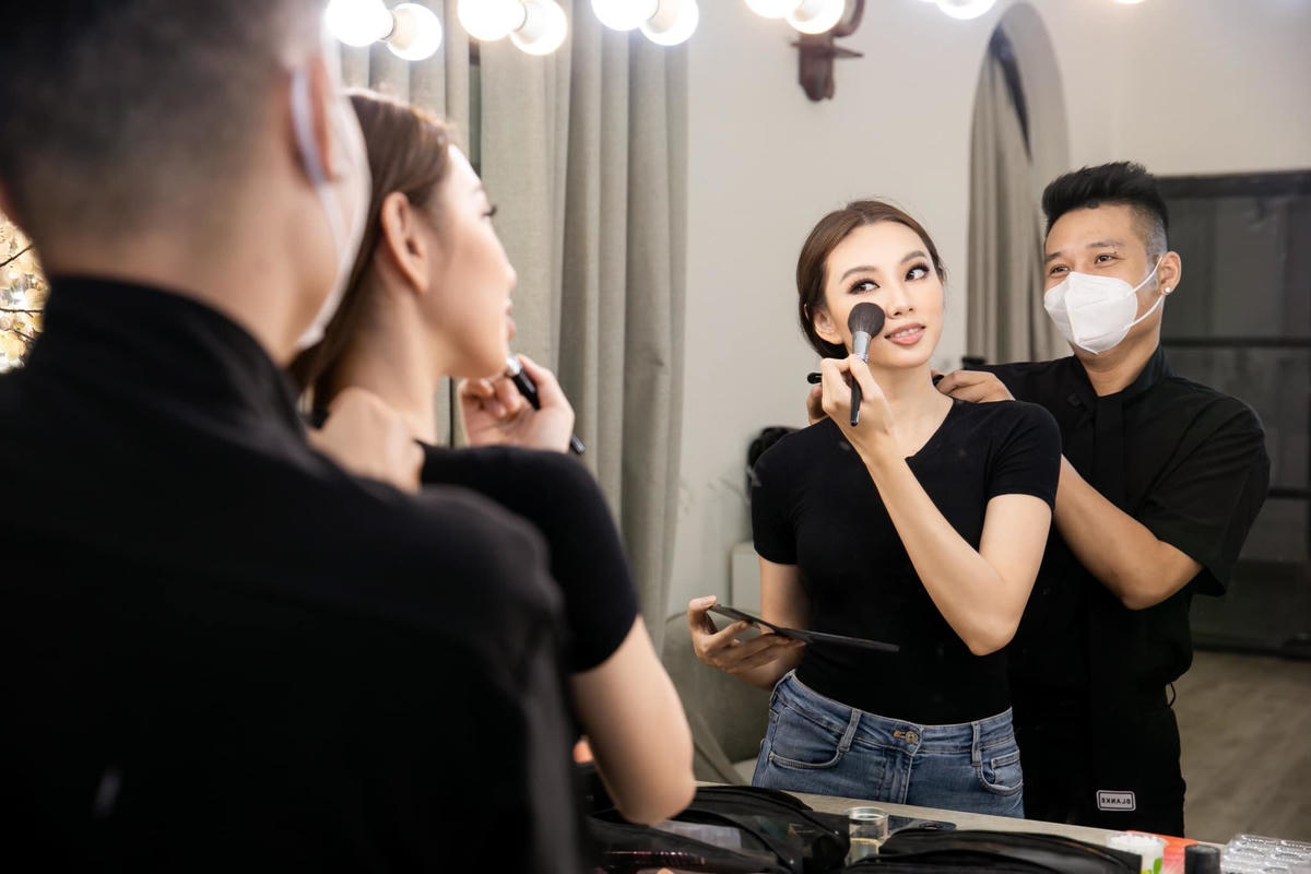 Đứng sau thành công của những nàng Hậu luôn là đội ngũ ekip sẵn sàng "chinh chiến"...