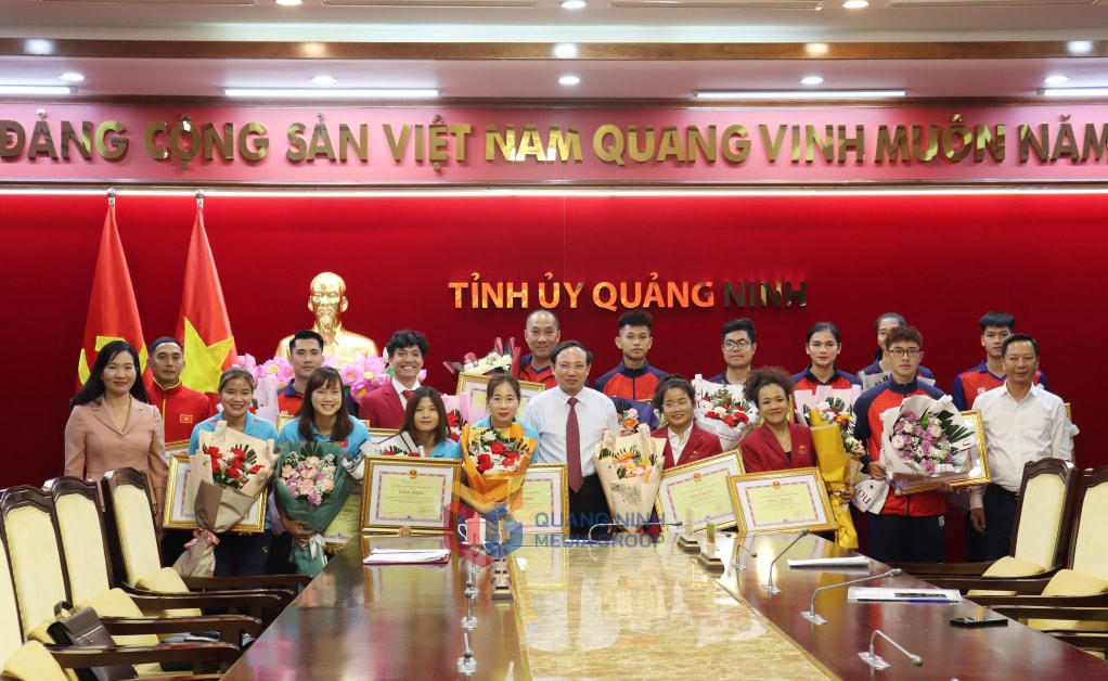 Lãnh đạo tỉnh Quảng Ninh gặp mặt, chúc mừng các HLV, VĐV. Ảnh: QMG