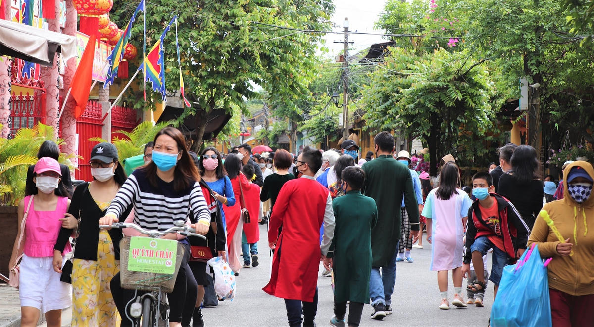 Rất đông du khách đi dạo trên đường Trần Phú, TP Hội An.