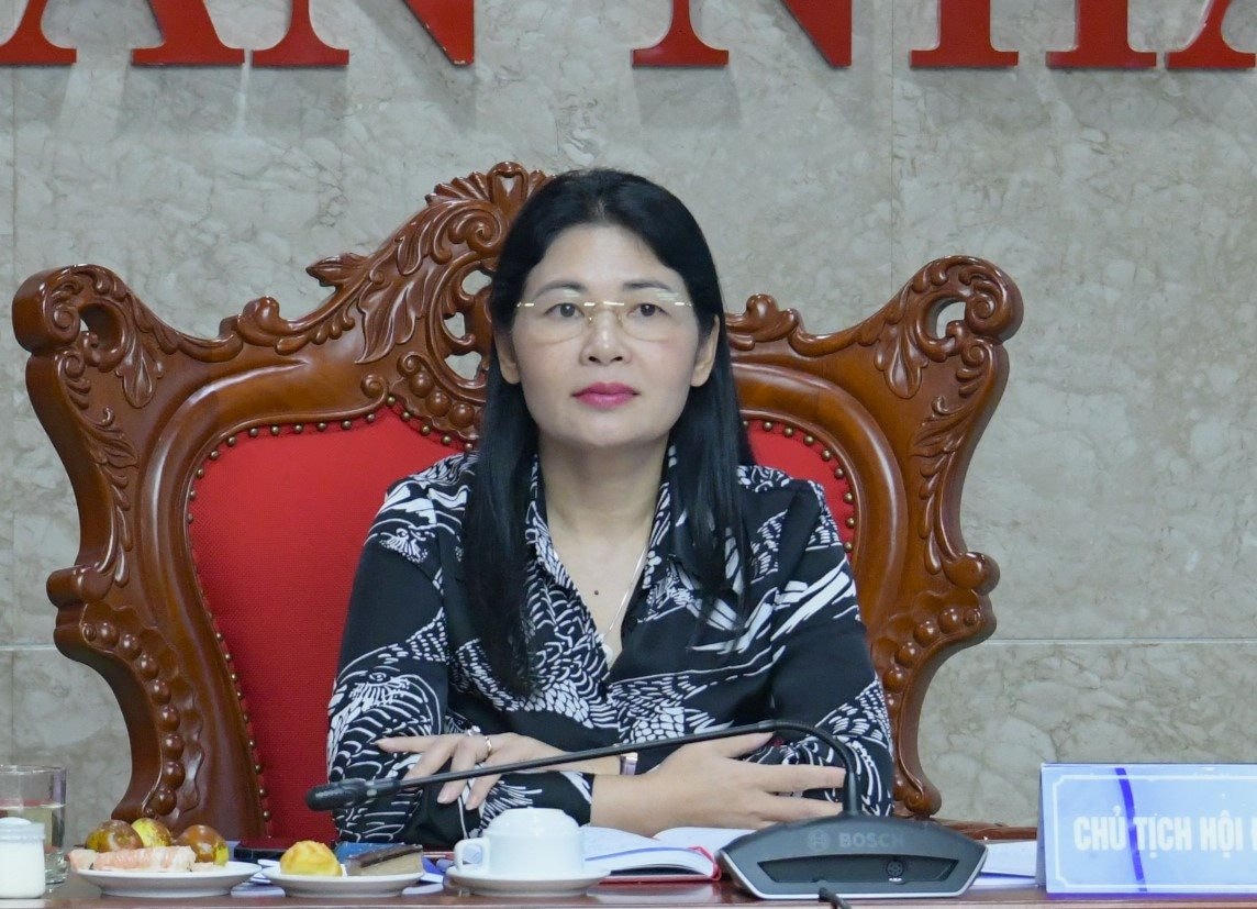 Phó Tổng Kiểm toán nhà nước Hà Thị Mỹ Dung - Chủ tịch Hội đồng nghiệm thu - đề nghị Ban Đề tài đánh giá những tác động, ảnh hướng nếu không đảm bảo tính đồng bộ giữa Luật KTNN và các luật chuyên ngành. Ảnh: Nguyễn Ly