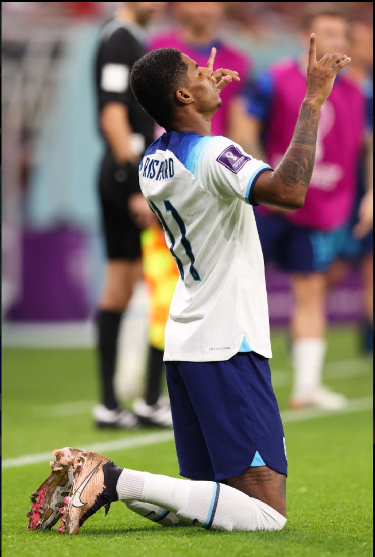 Rashford đã ăn mừng bàn thắng bằng cách quỳ xuống, mắt nhắm với hai tay chỉ lên trời. Ảnh: Getty.