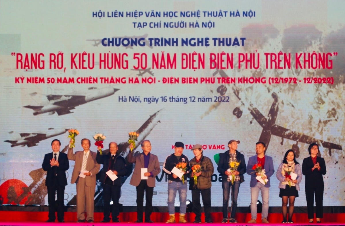 Trao quà tri ân cho các văn nghệ sĩ và đại diện gia đình các cố văn nghệ sĩ là hội viên của Hội được Giải thưởng Hồ Chí Minh về văn học nghệ thuật.
